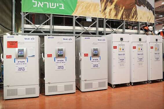 מקפיאי החיסונים במרכז הלוגיסטי של טבע-סלא בשוהם // צילום: אלעד מלכה